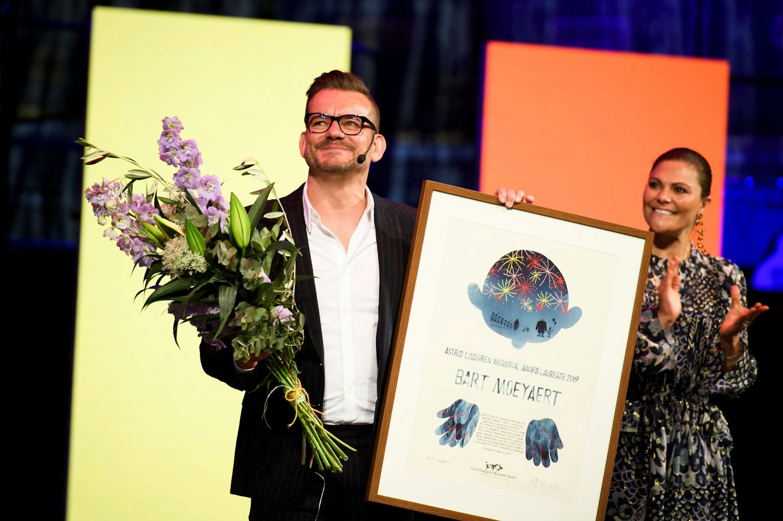 Picture of Bart Moeyaert with crown princess Victoria at the award show